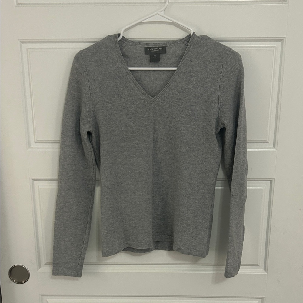 100% Cashmere Ann Taylor Heather Gray V-Neck Sweater